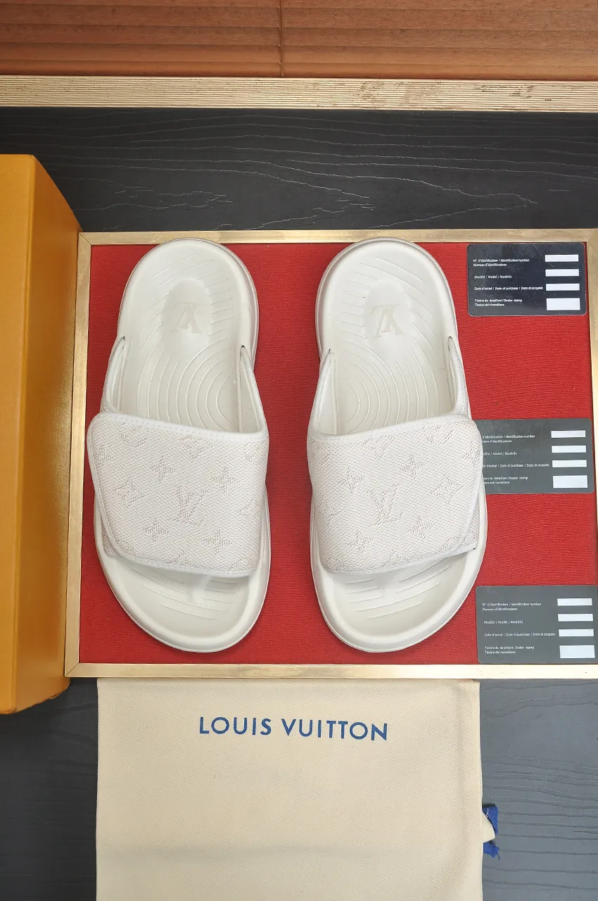 Men's men's shoes 💰340💶 [Louis Vuitton LV slippers] (high-end cowhide) counter 1:1 fashion style, a must-have for summer! The designer used LV’s iconic outsole. The original simple slippers instantly become fashionable! The upper is made of flexible special cowhide leather straps alternately, and the workmanship is exquisite! A must-have for stylish men in summer, size 38-45 (45 customized)